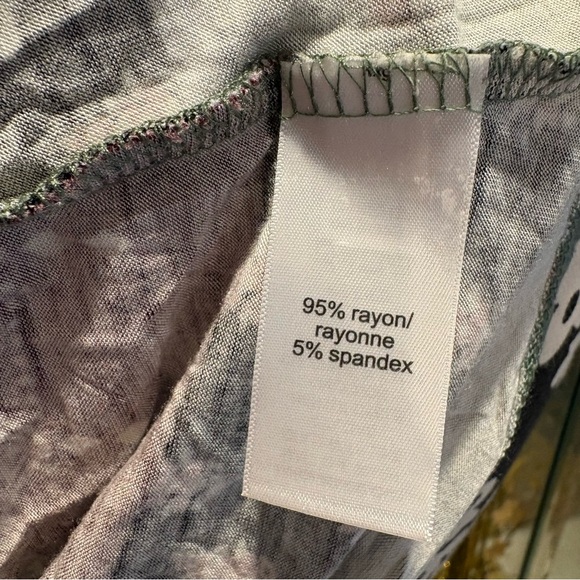 Maurices * EUC 24/7 Maroon and White Patterned Tank Top Tee EUC Medium M Floral - Picture 7 of 8